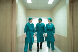 El concepto del equipo del médico quirúrgico, el cirujano profesional en la sala de operaciones médicas del hospital es un trabajo en equipo especializado para la salud del paciente