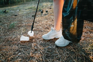 eine Person, die mit einem Golfschläger auf einem Feld steht