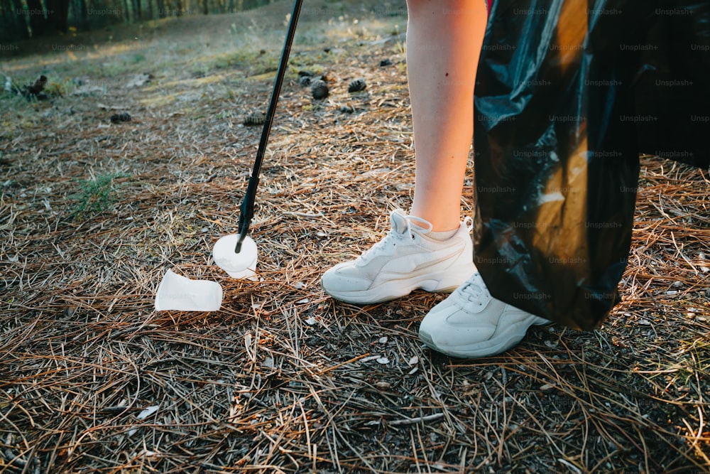 Una persona parada en la parte superior de un campo con un palo de golf