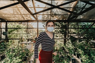 Una mujer con una máscara facial en un invernadero