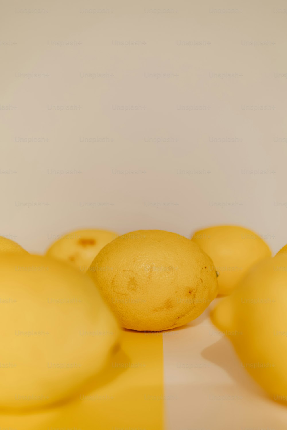 Eine Gruppe von Zitronen, die auf einem Tisch sitzen