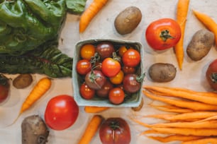 Una mesa cubierta con muchos tipos diferentes de verduras