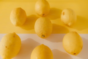 Eine Gruppe von Zitronen, die auf einem Tisch sitzen