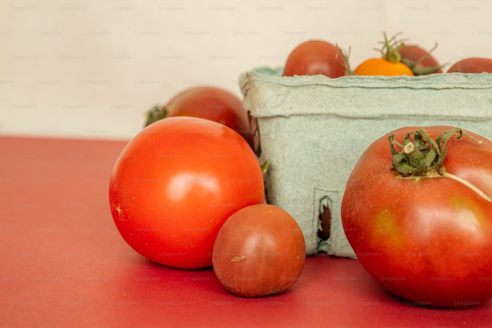 un gruppo di pomodori e un cesto di pomodori