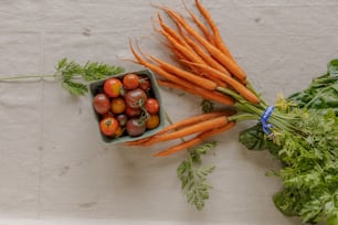 Un montón de zanahorias y tomates en una mesa