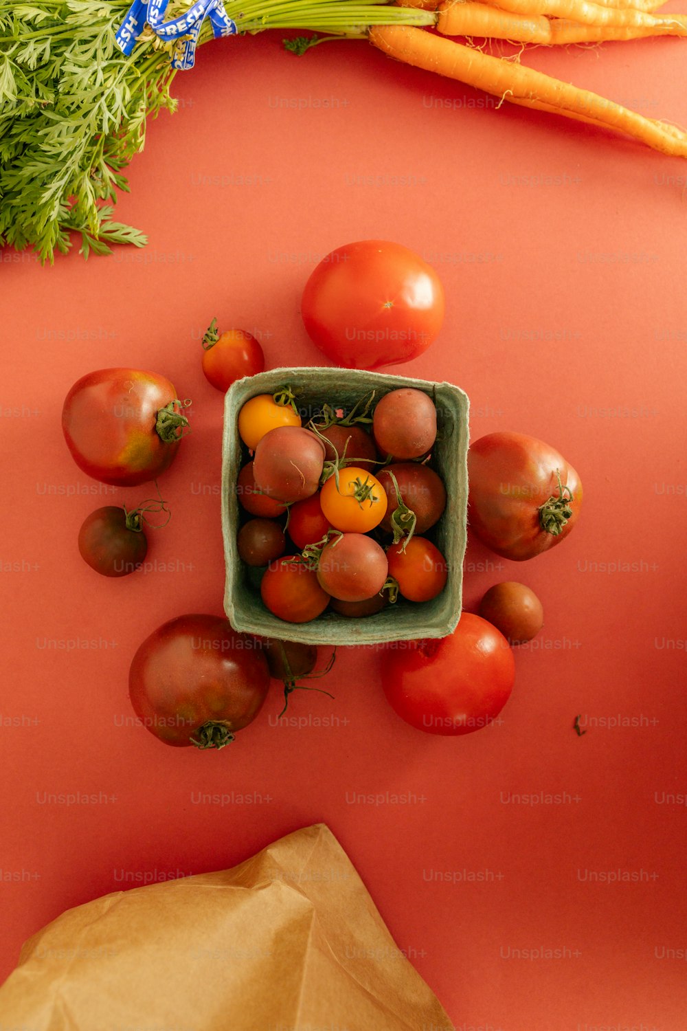 eine Schüssel mit Tomaten und Karotten auf einem Tisch