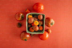 una ciotola di pomodori su una superficie rossa