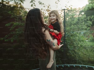Una mujer sosteniendo a una niña en sus brazos