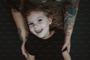 Una bambina con gli occhi azzurri e un sorriso sul viso
