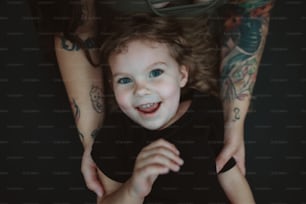 Una bambina con un sorriso sul suo volto