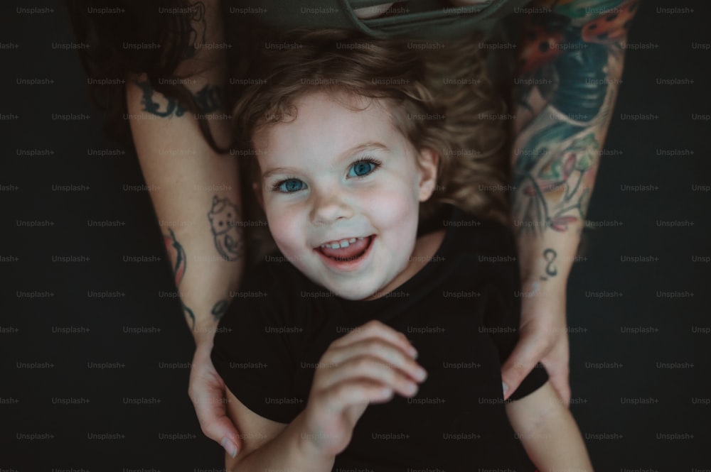 Ein kleines Mädchen mit einem Lächeln im Gesicht