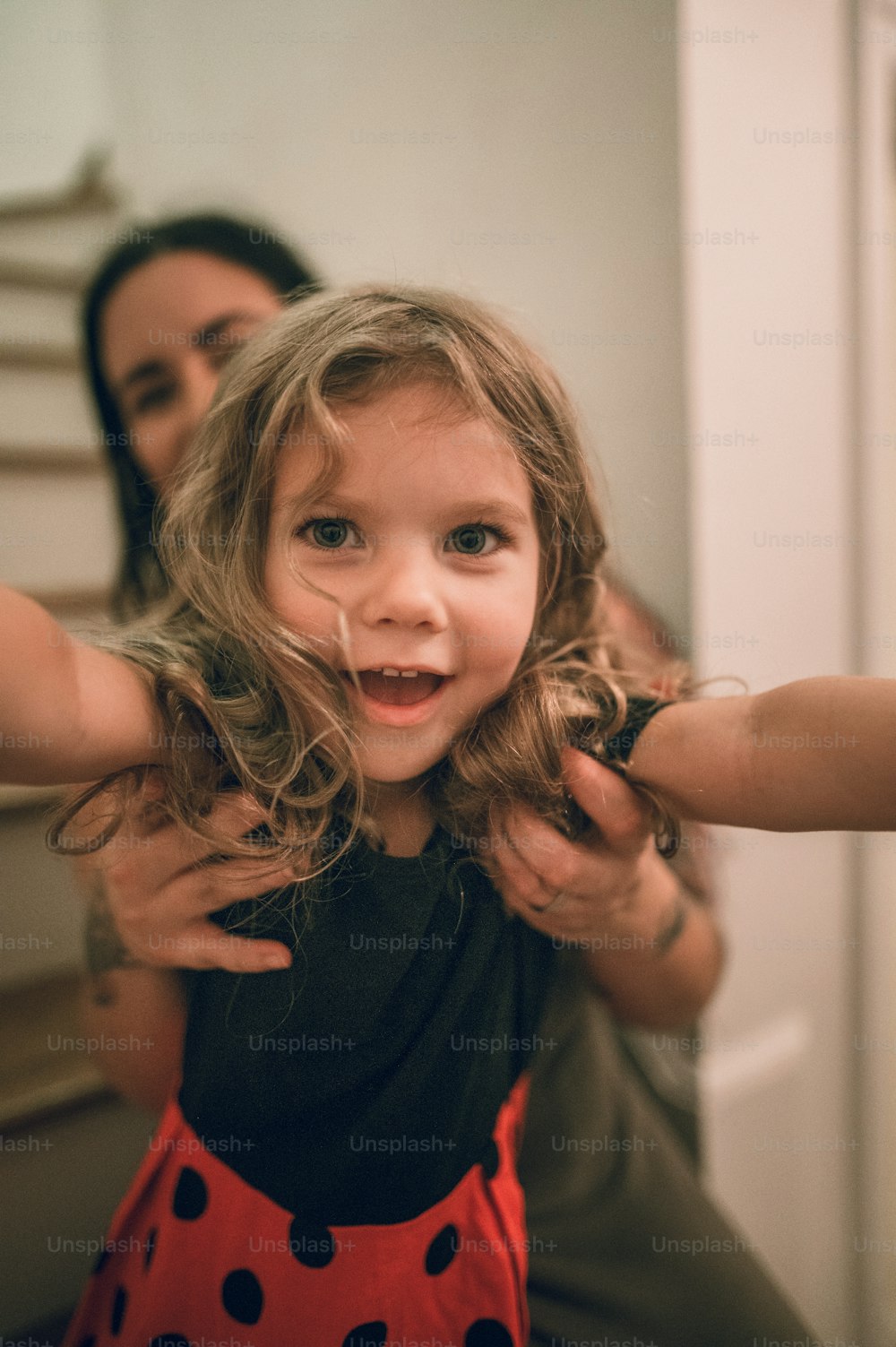 Ein kleines Mädchen lässt sich die Haare machen