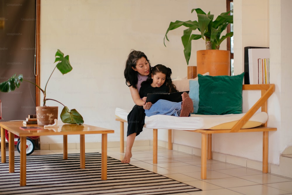 Una mujer y una niña sentadas en un sofá