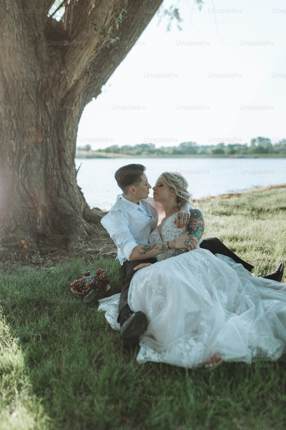 Un homme et une femme assis sous un arbre