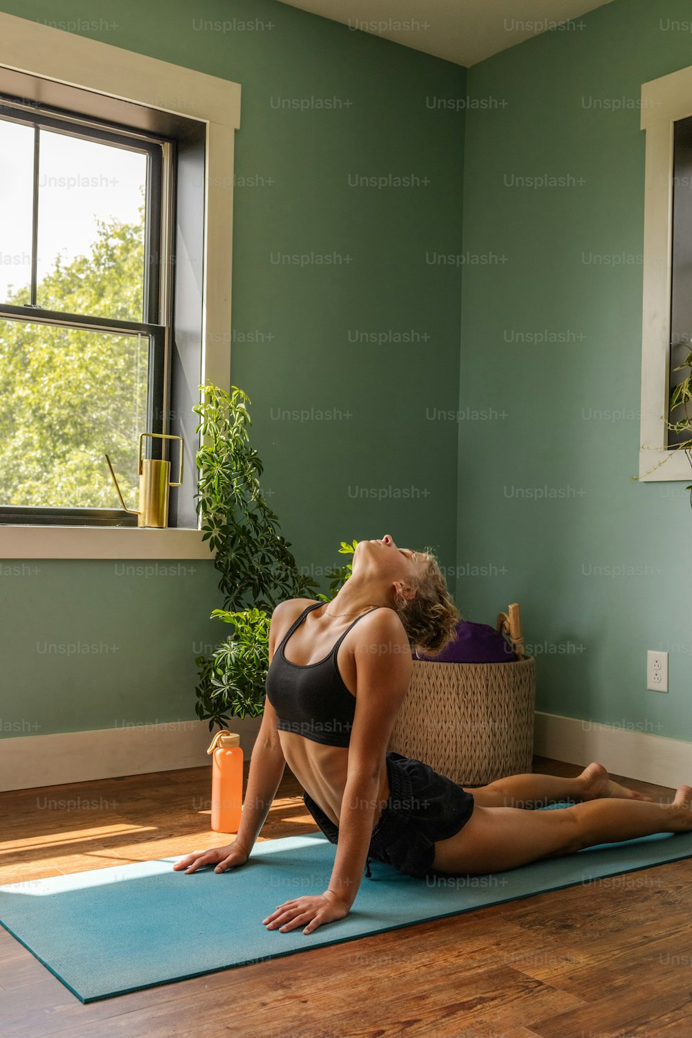 Una mujer está haciendo yoga en una colchoneta