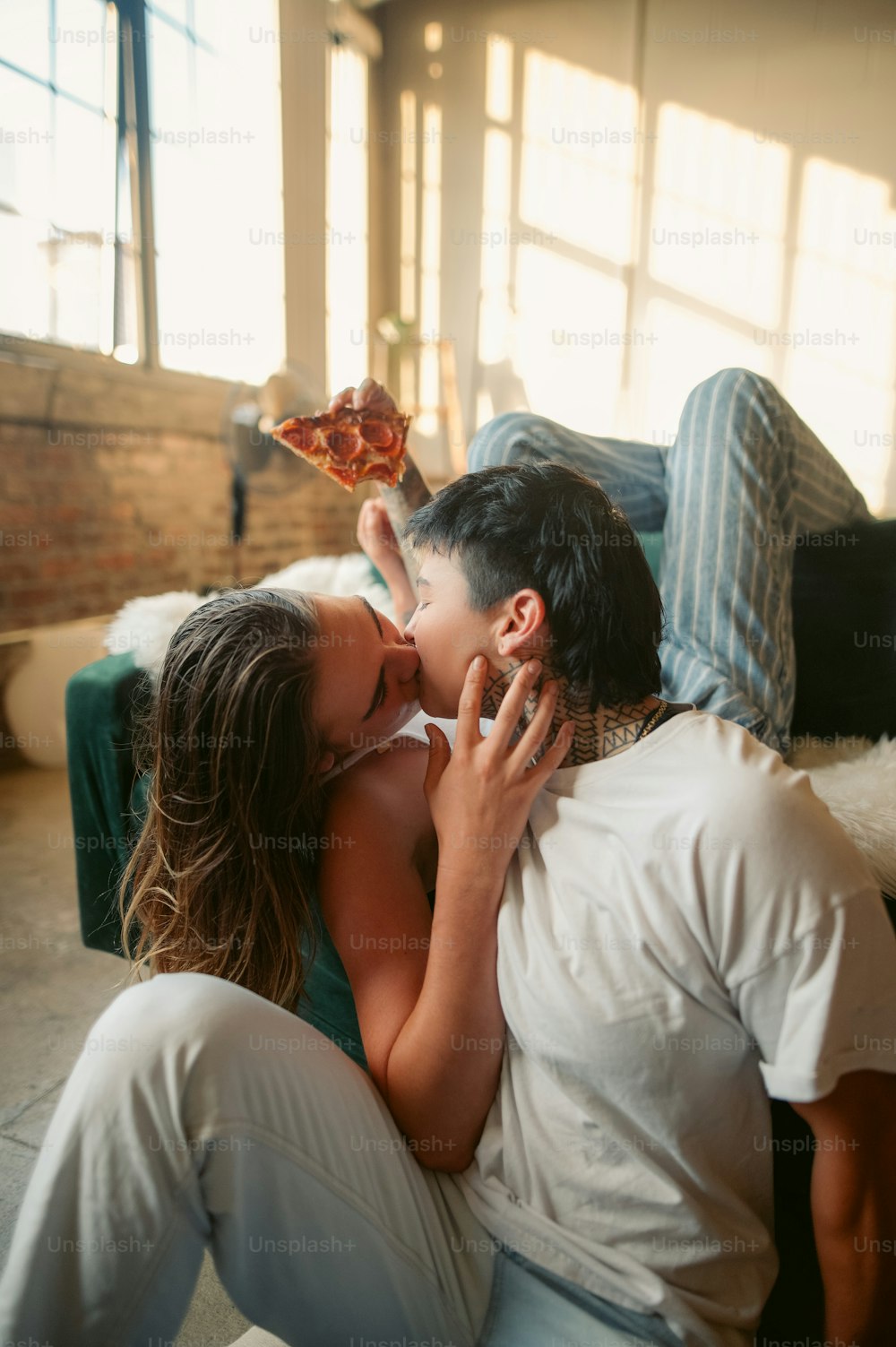 Ein Mann und eine Frau, die auf einem Bett liegen und sich küssen