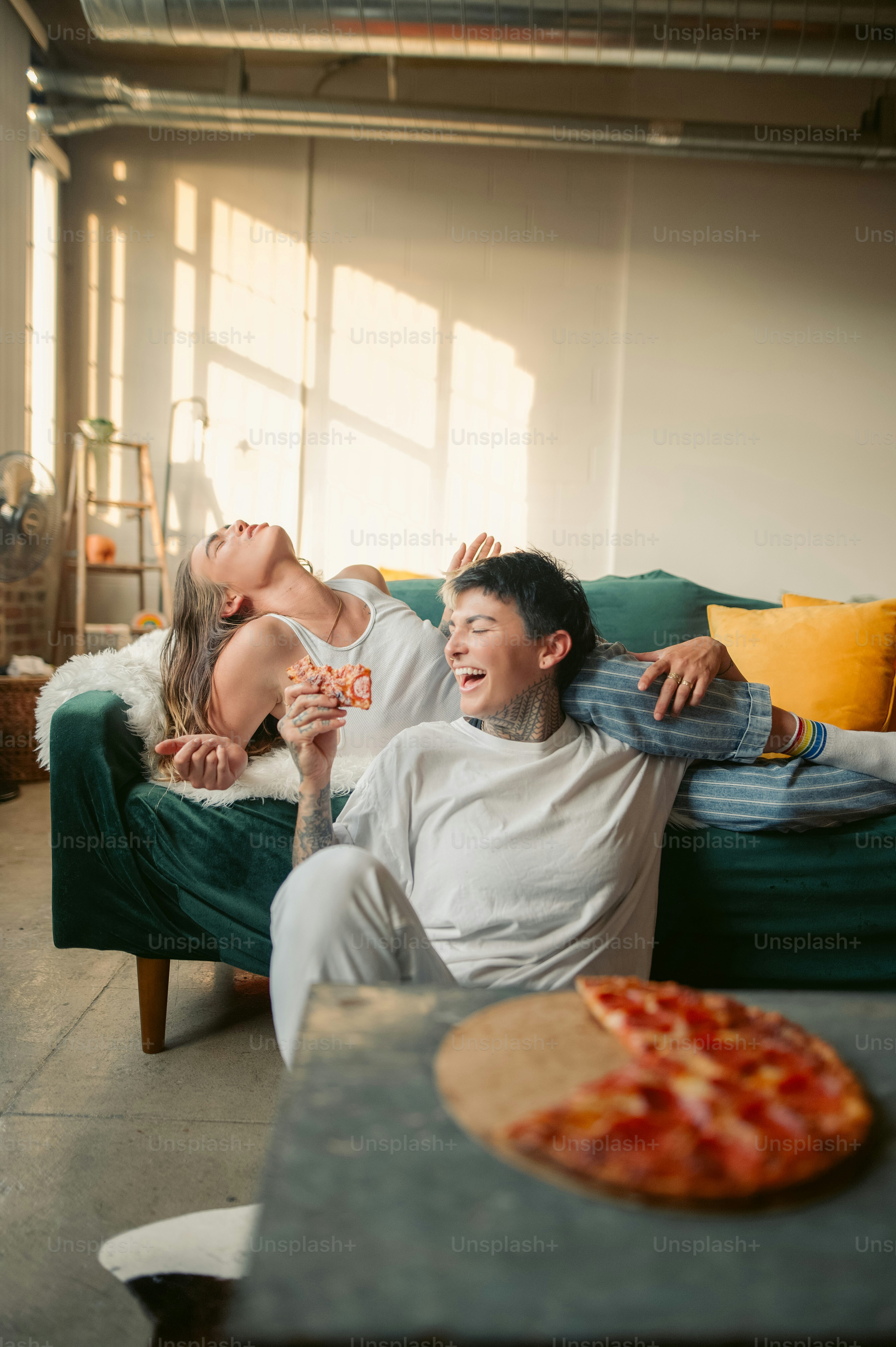 Un uomo e una donna seduti su un divano