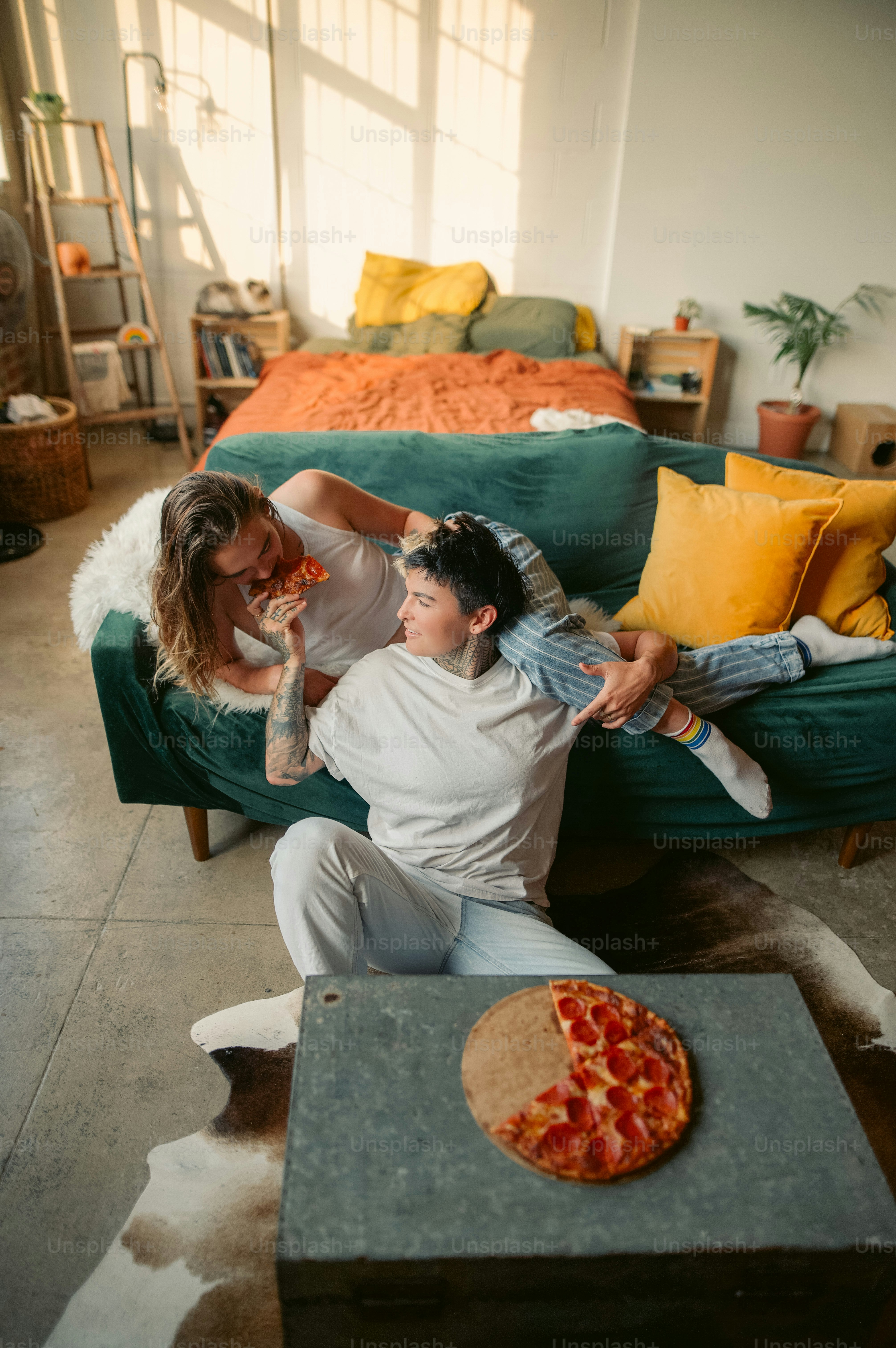 Un uomo e una donna seduti su un divano in un soggiorno