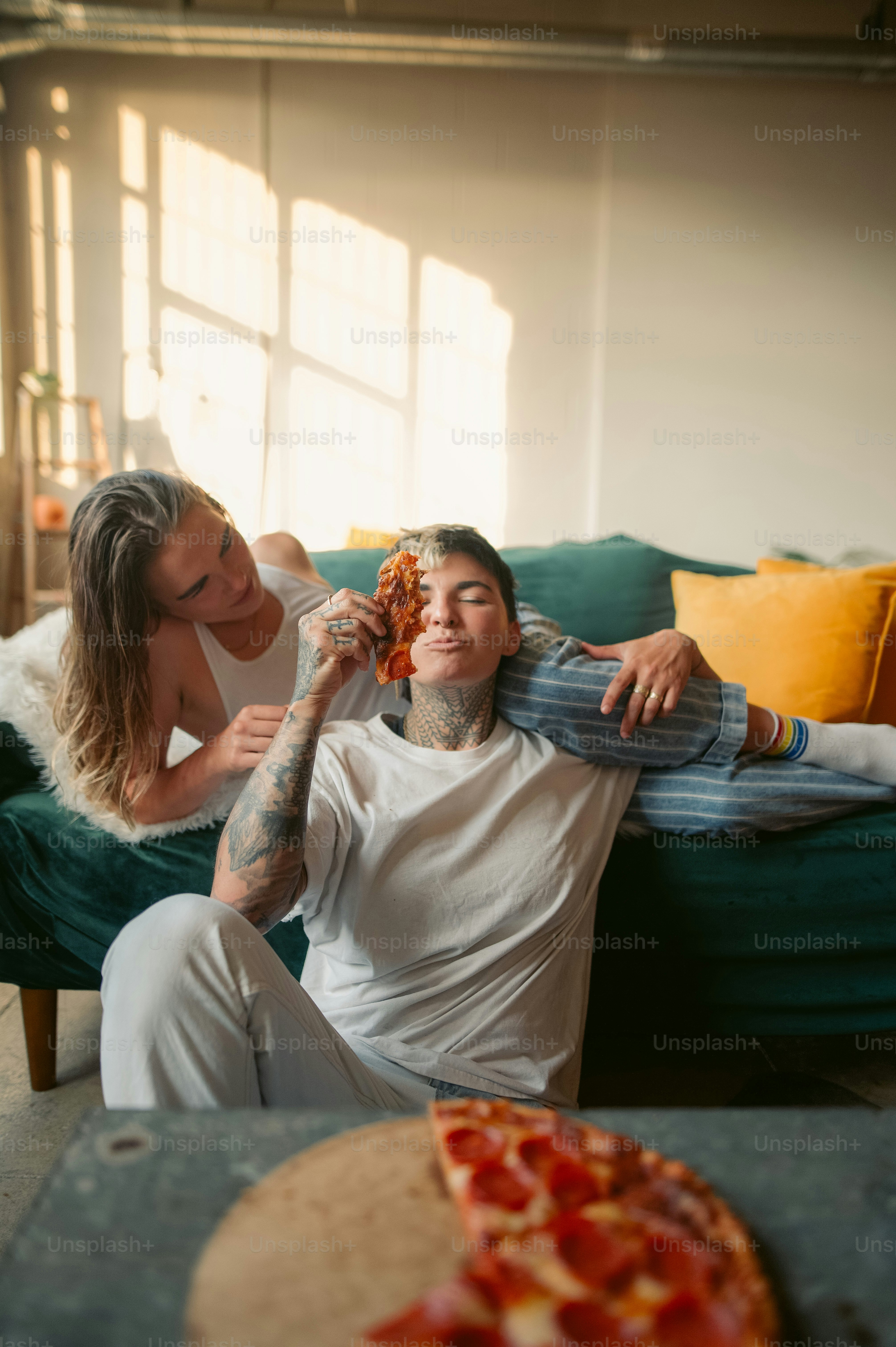 un paio di persone che sono sedute su un divano