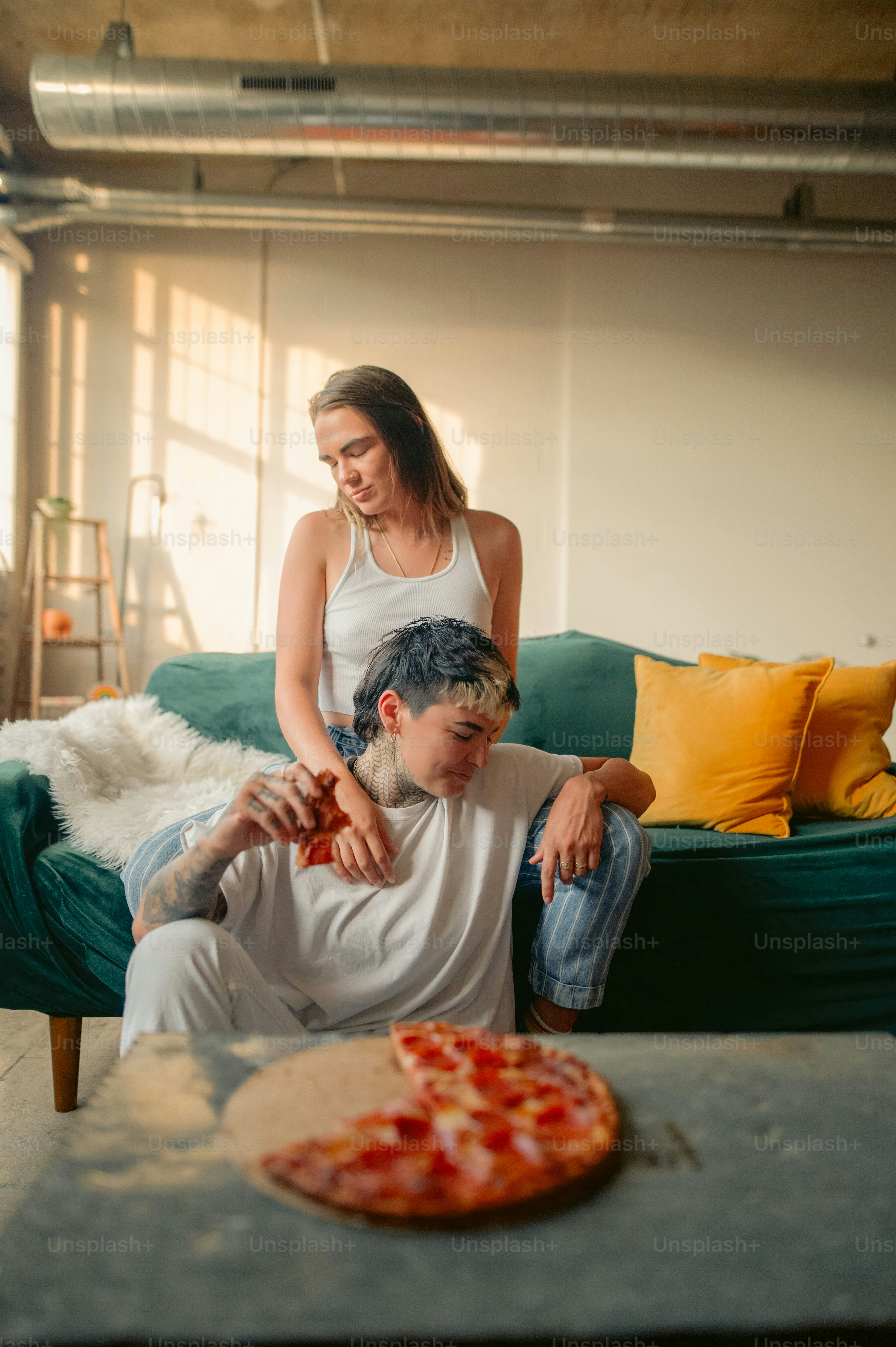 Un uomo seduto su un divano accanto a una donna