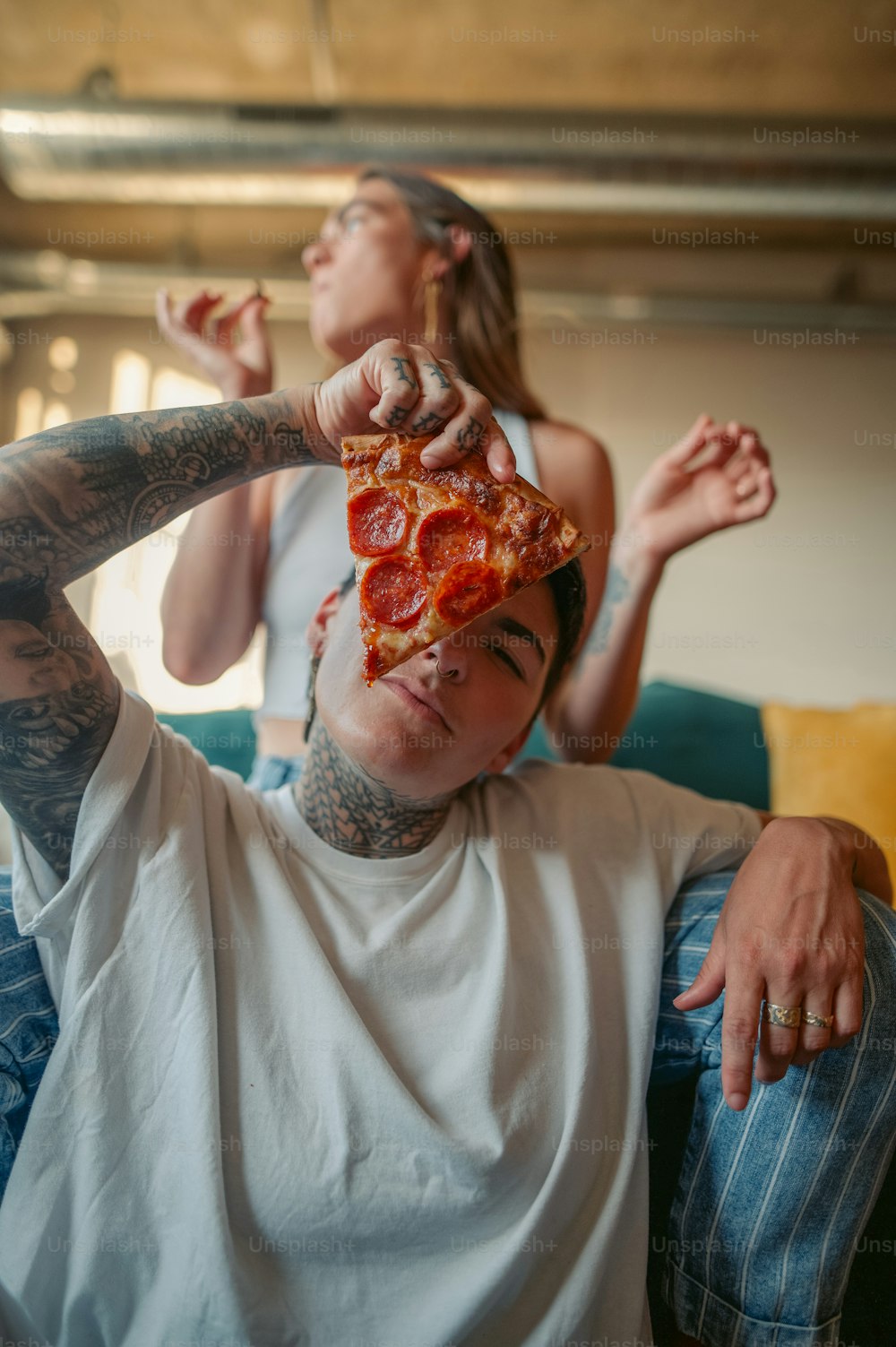 ein Mann mit einem Stück Pizza auf dem Kopf