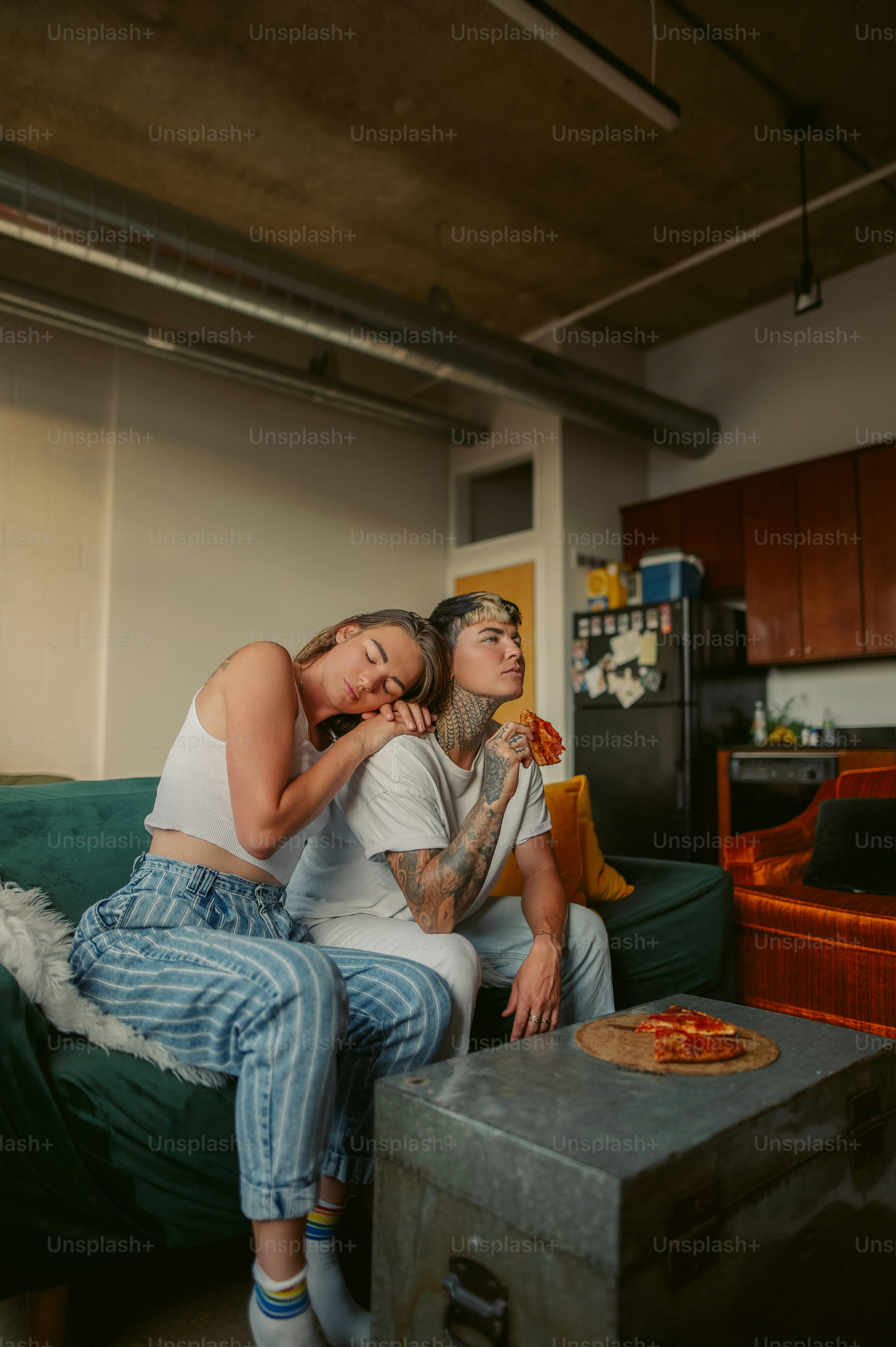 un paio di persone che sono sedute su un divano