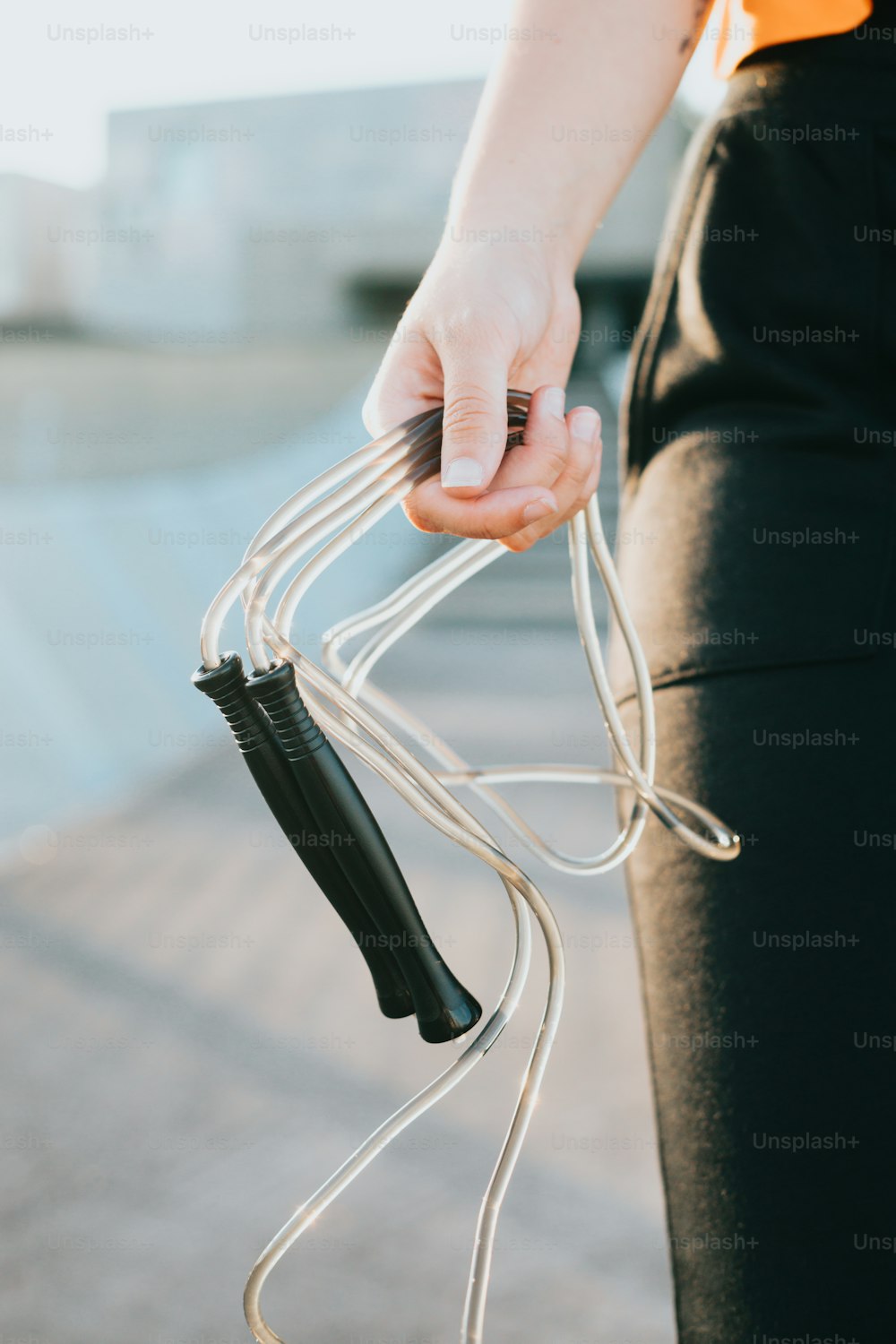 une personne tenant un cordon attaché à un appareil