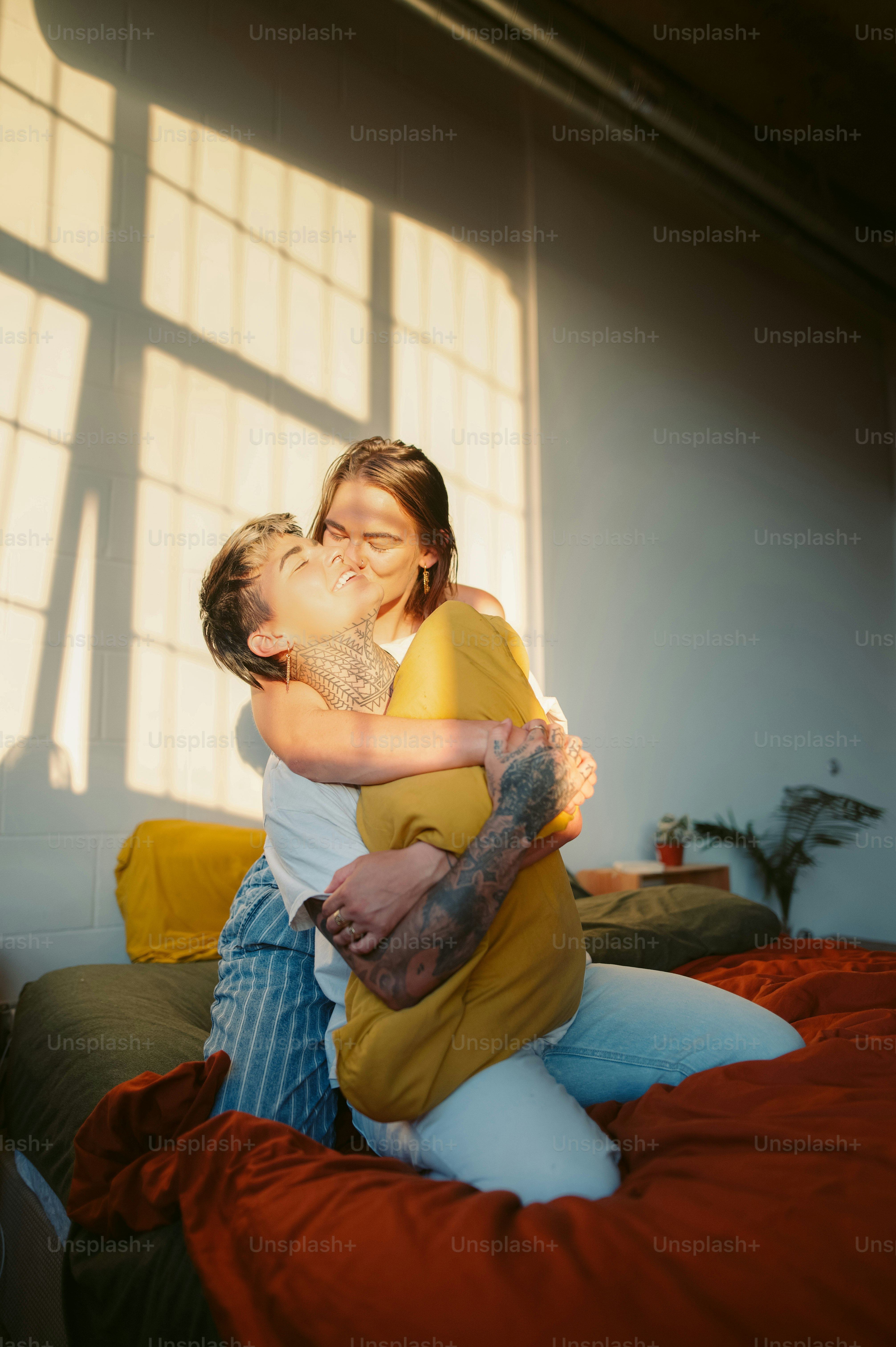 Un homme et une femme s’étreignant sur un lit