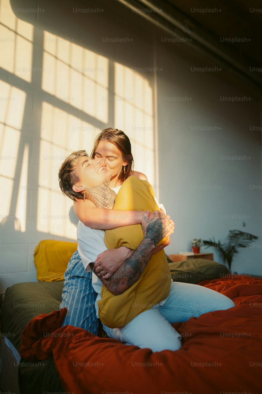 Ein Mann und eine Frau umarmen sich auf einem Bett