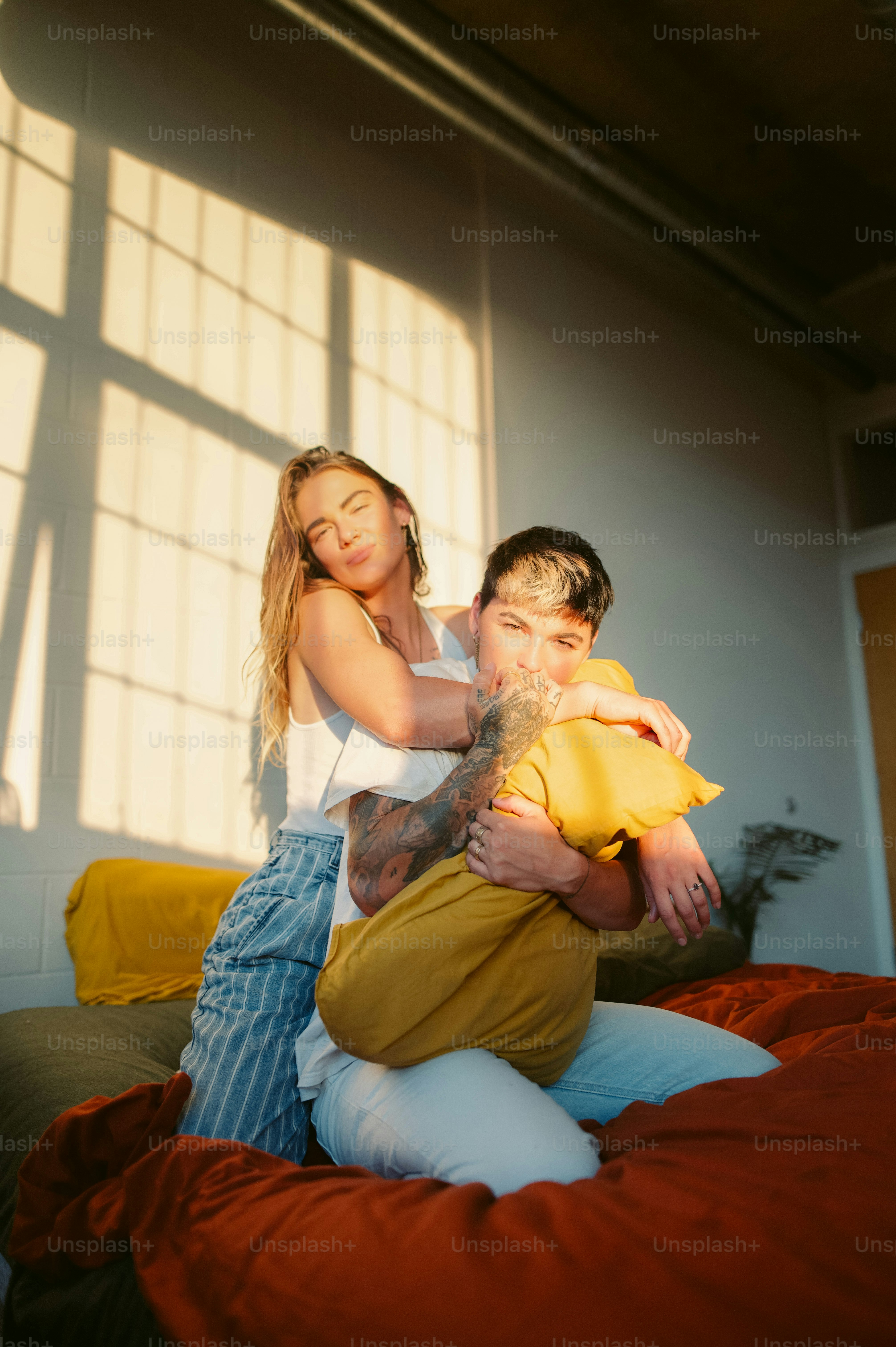 Foto Un hombre y una mujer sentados en una cama – Pareja en la cama ...