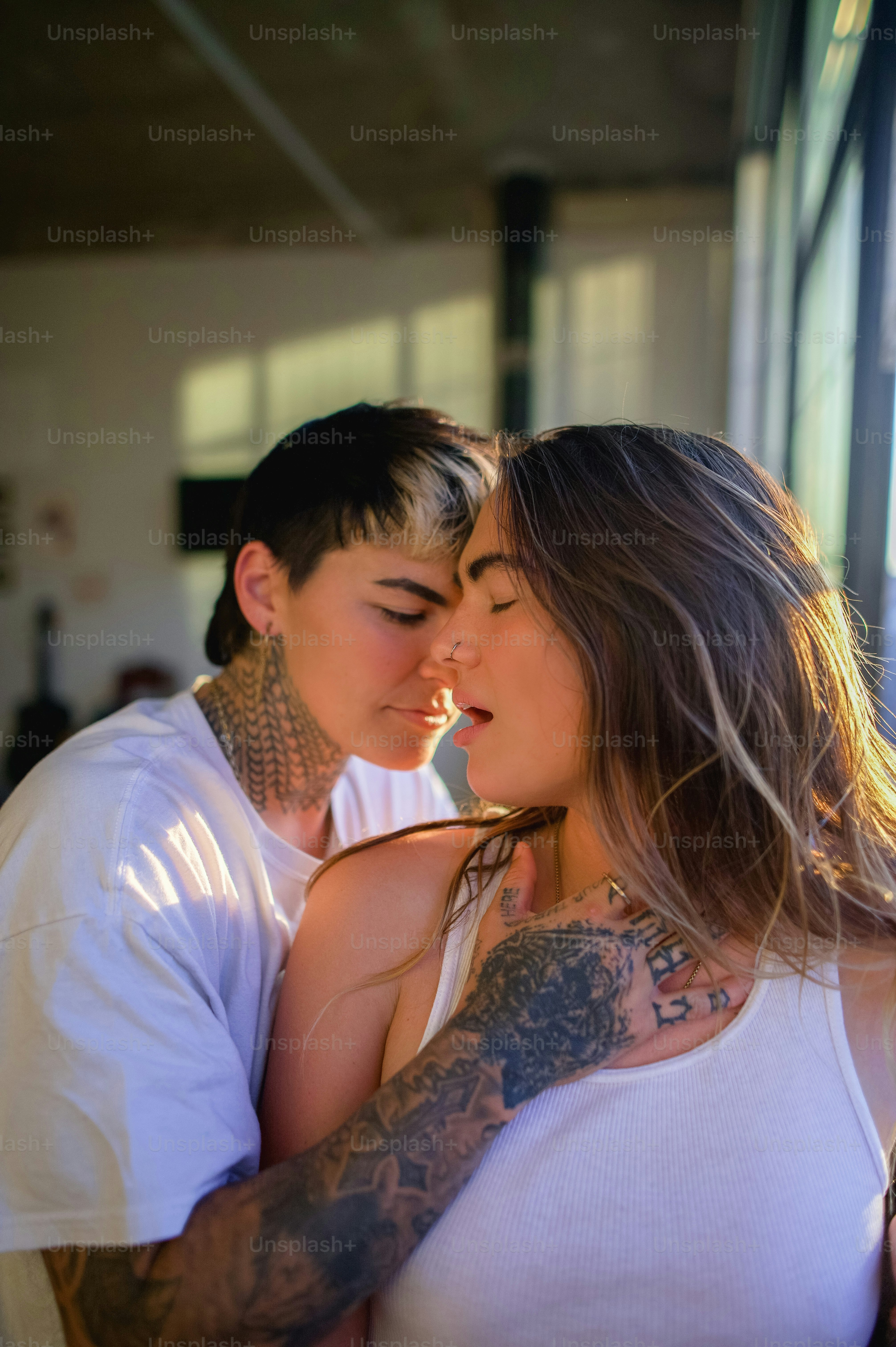 Un couple de personnes qui s’étreignent