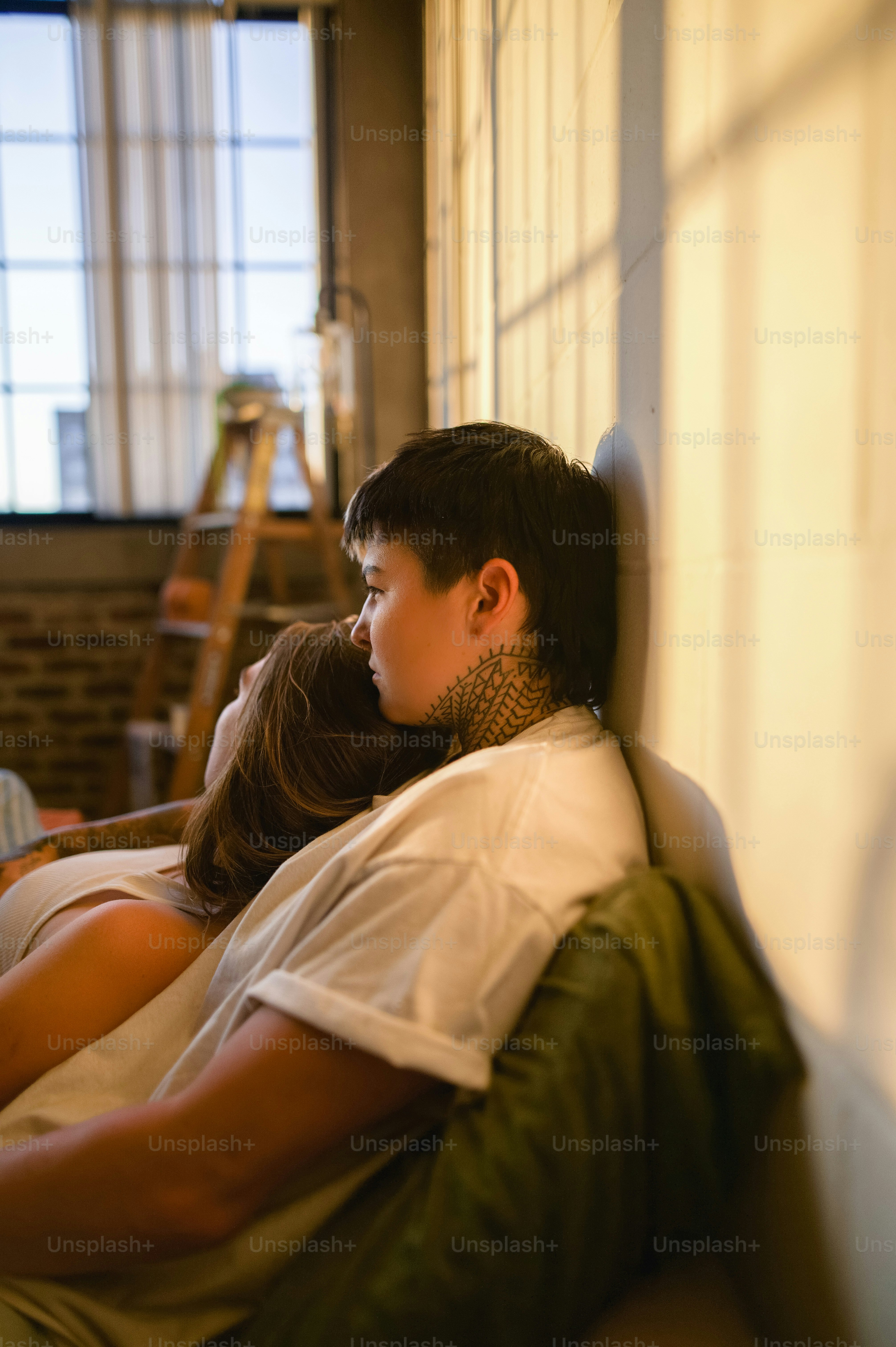 Un homme et une femme assis sur un canapé