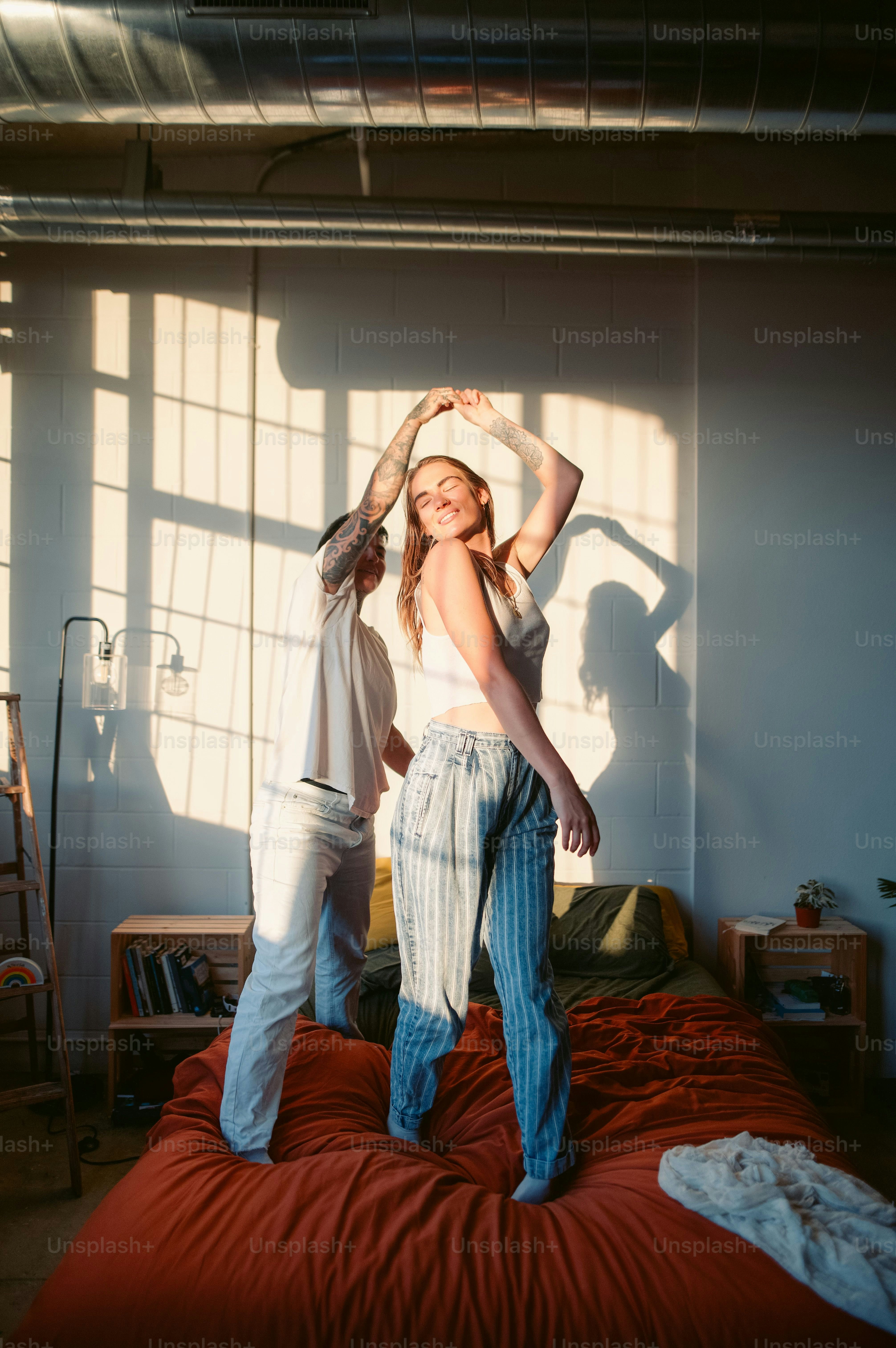 um homem e uma mulher em cima de uma cama
