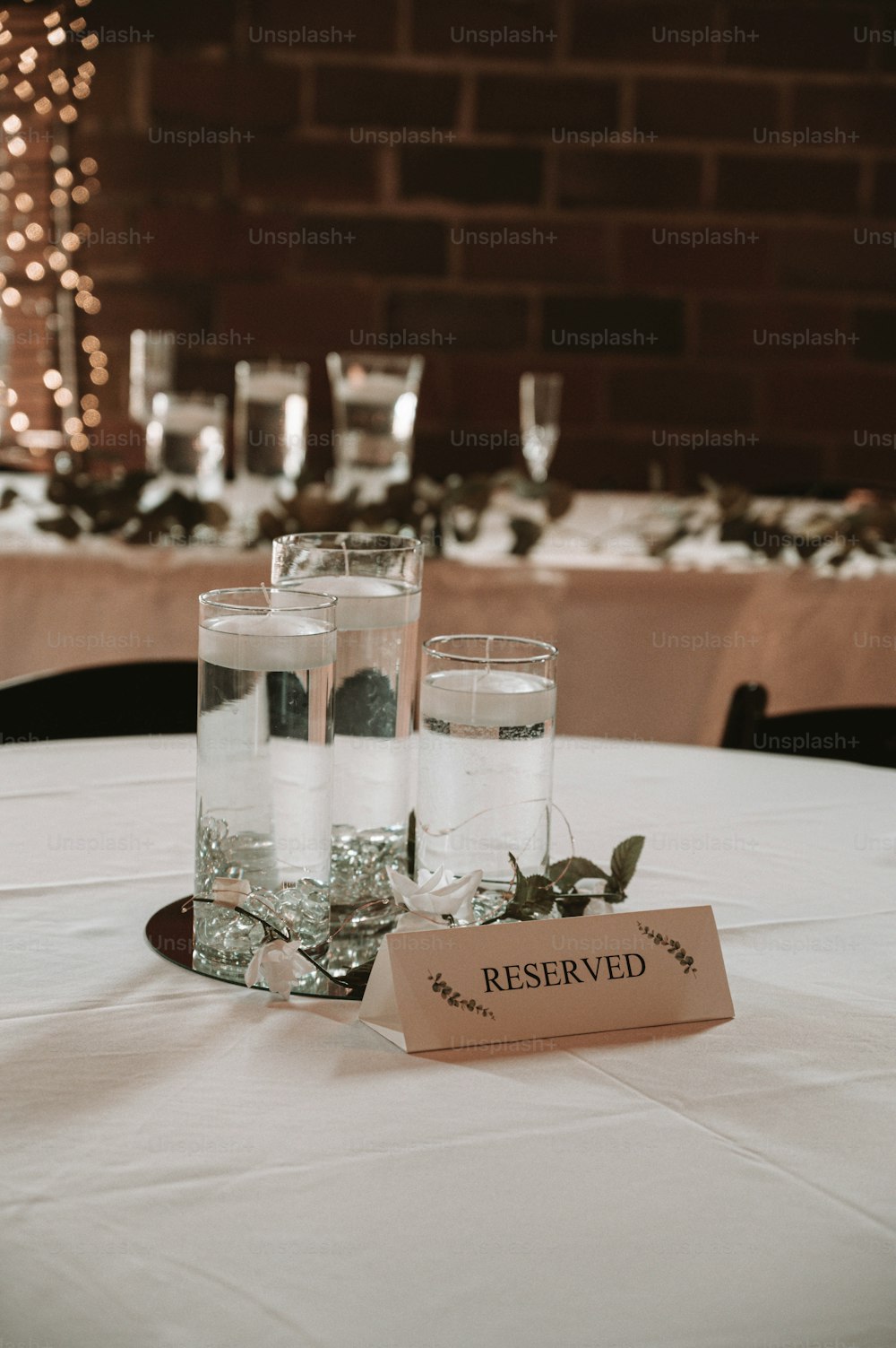 uma mesa coberta com dois copos cheios de água