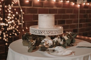 um bolo de casamento branco em cima de uma mesa