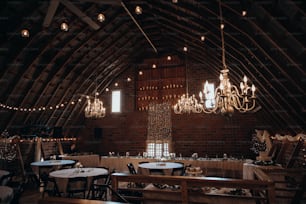 uma sala de jantar com um lustre pendurado no teto