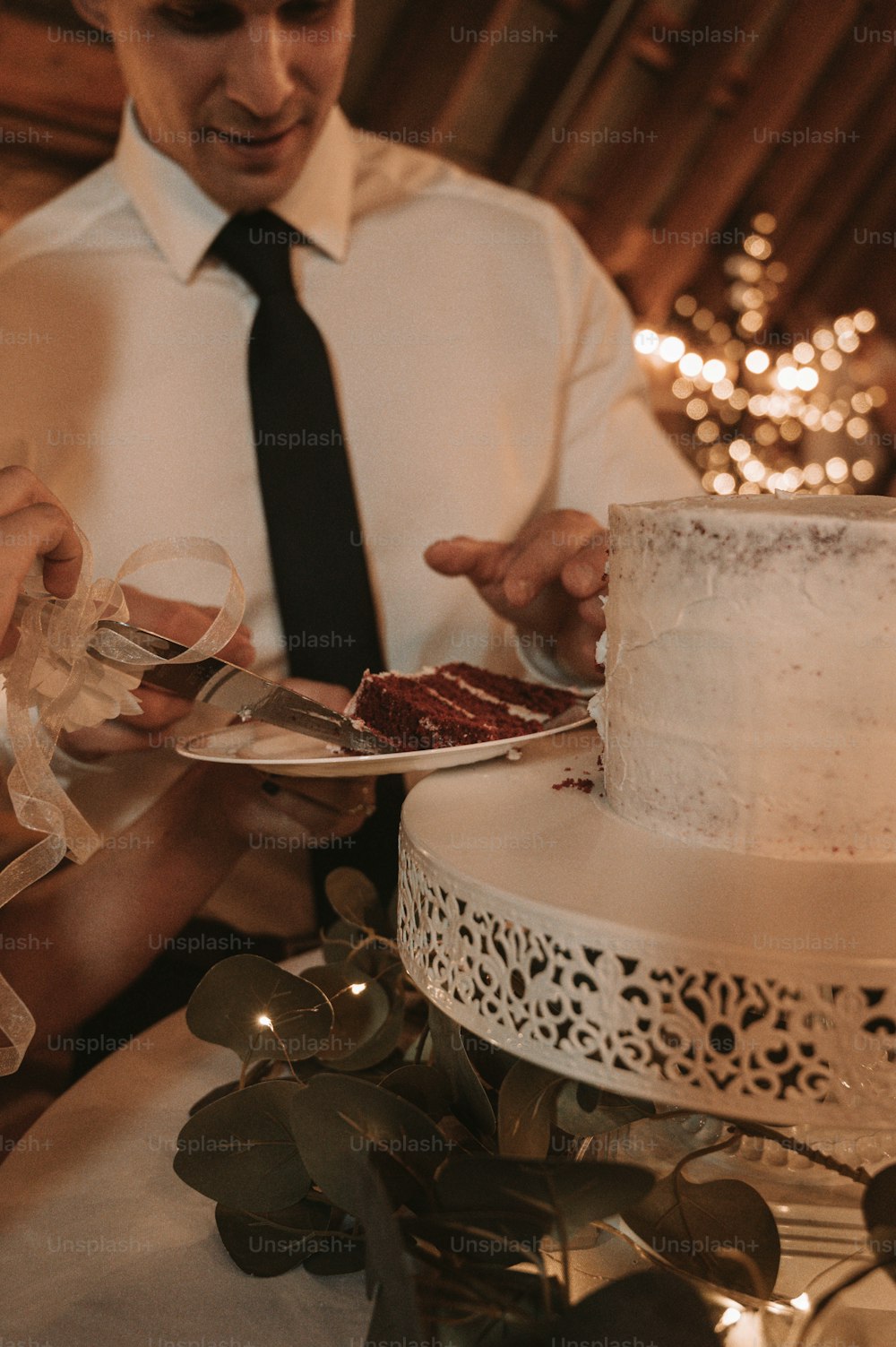 Un hombre y una mujer cortando un pastel juntos