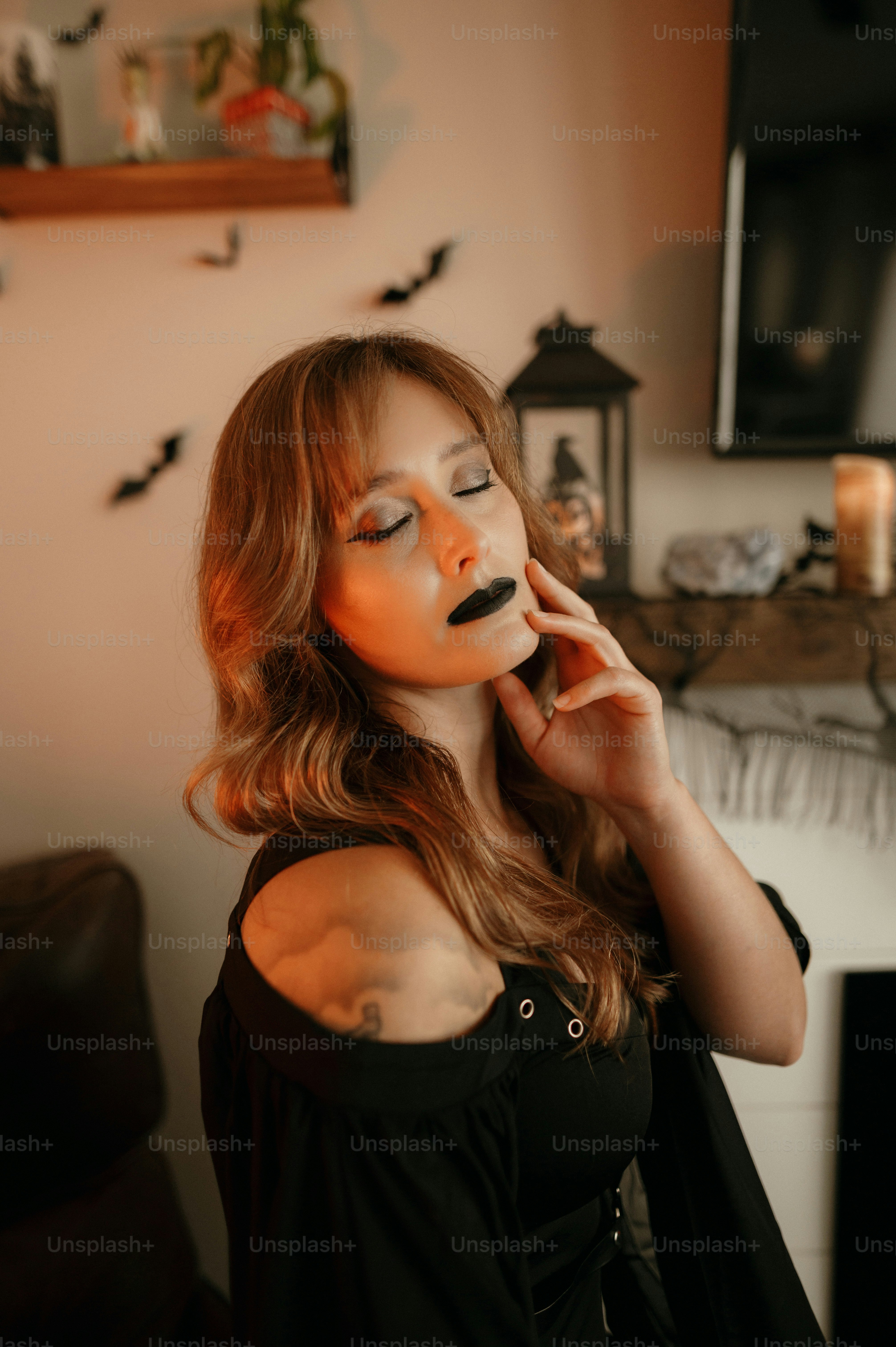 Una mujer con una blusa negra está hablando por teléfono celular