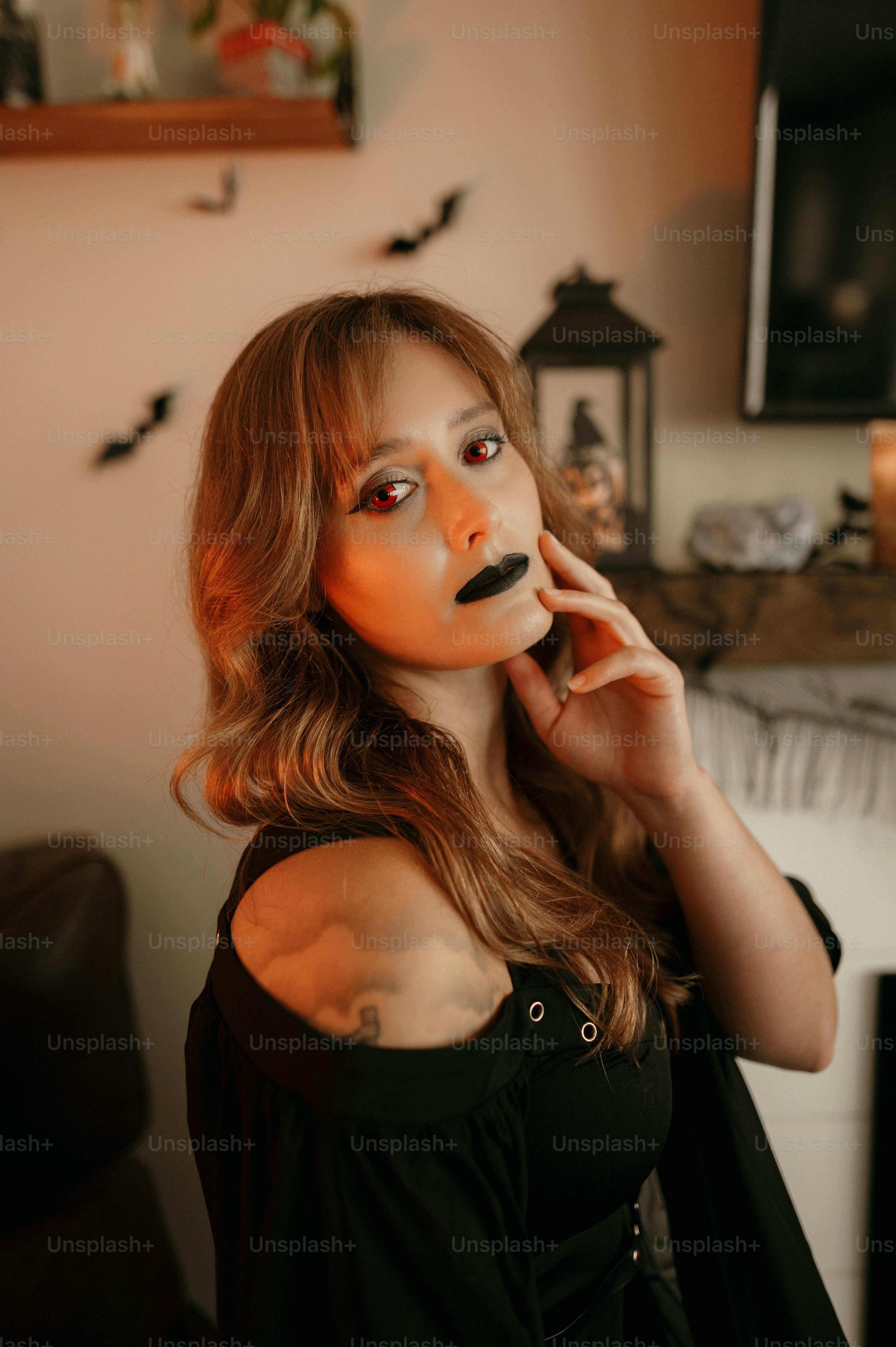 Seorang wanita berbaju hitam sedang berpose untuk berfoto