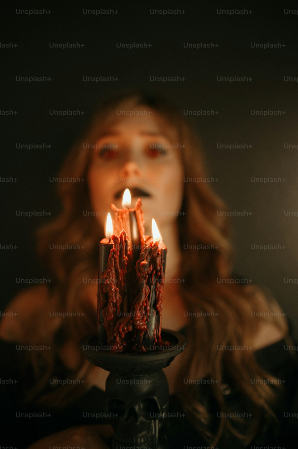 uma mulher segurando um bolo com velas nele