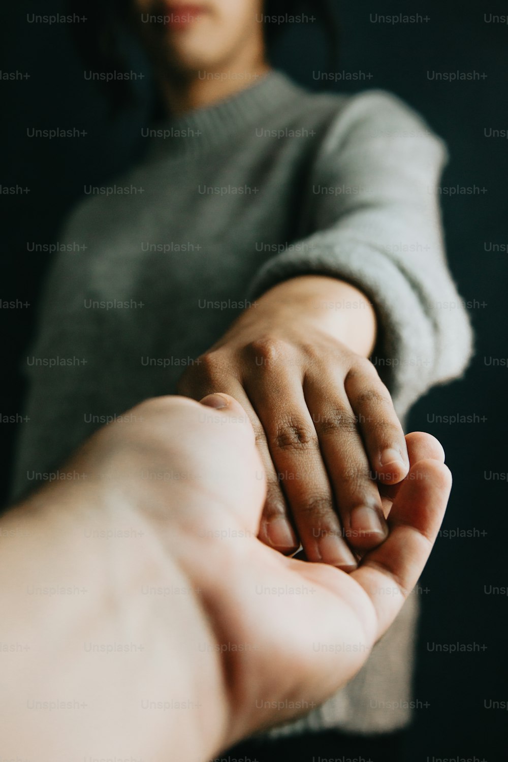 uma pessoa segurando a mão de outra pessoa