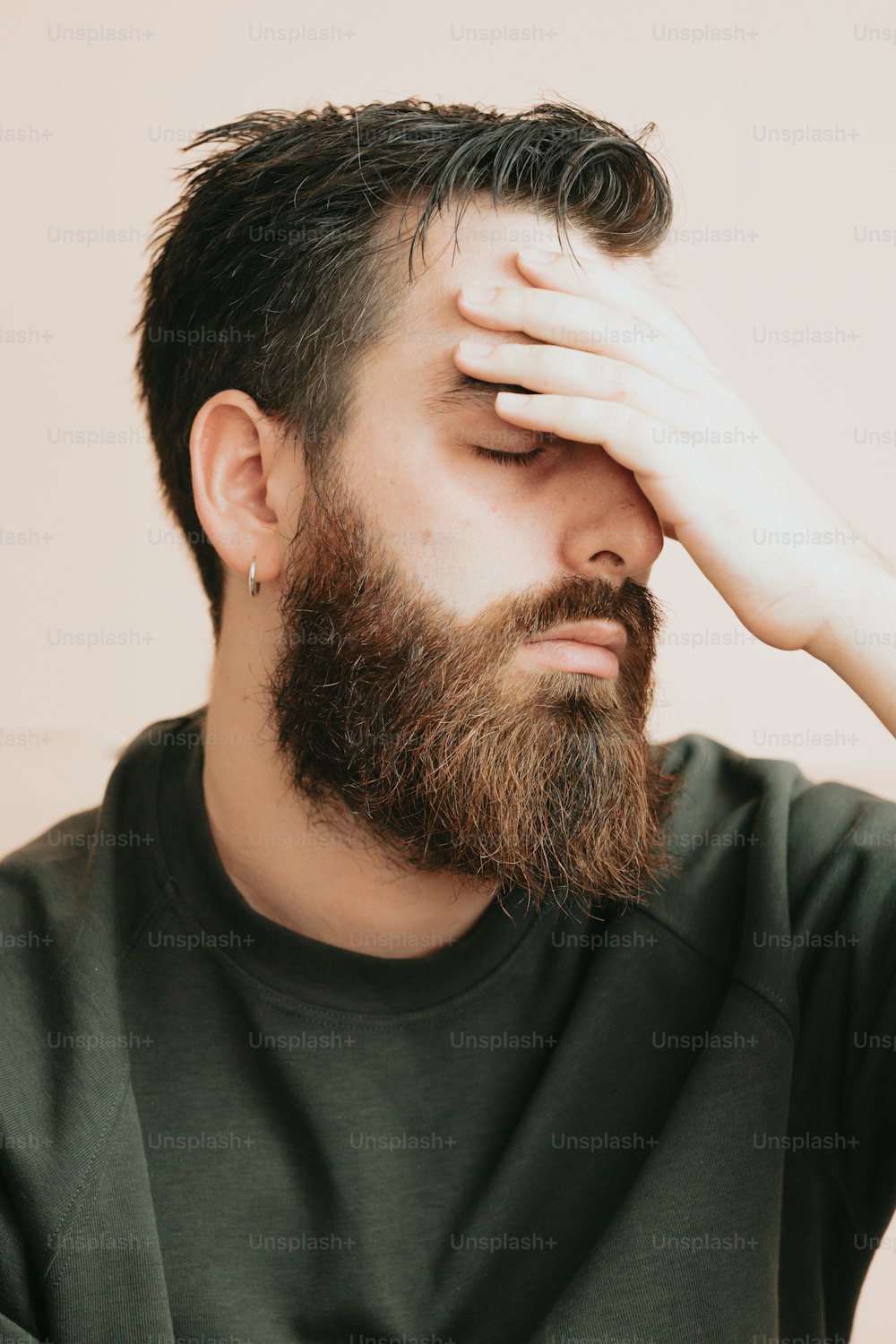 um close up de uma pessoa com barba