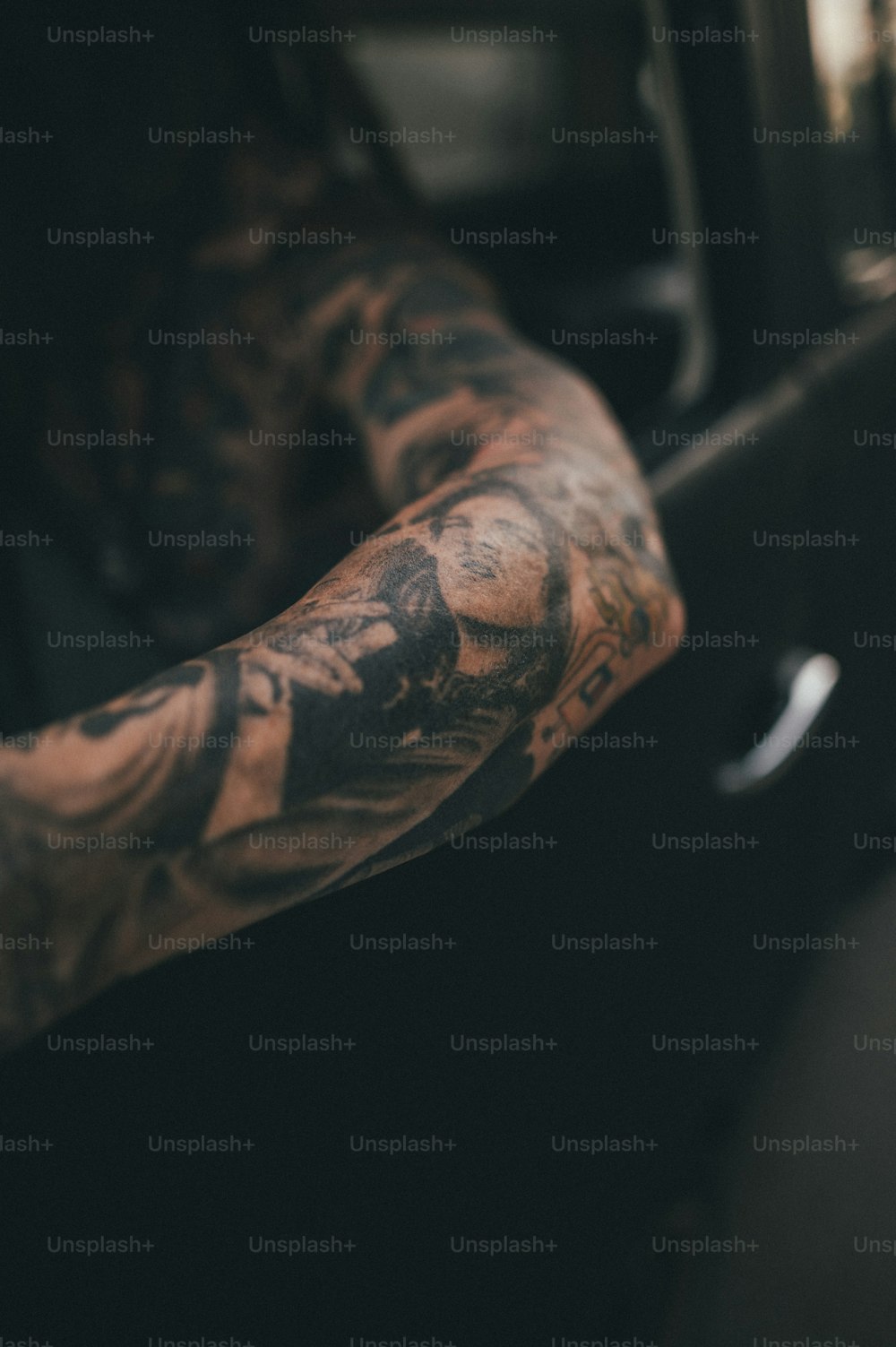 um homem com uma tatuagem no braço