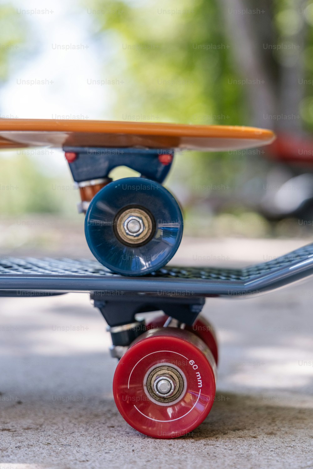 Un primo piano di uno skateboard a terra
