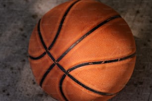 Un primer plano de una pelota de baloncesto en el suelo