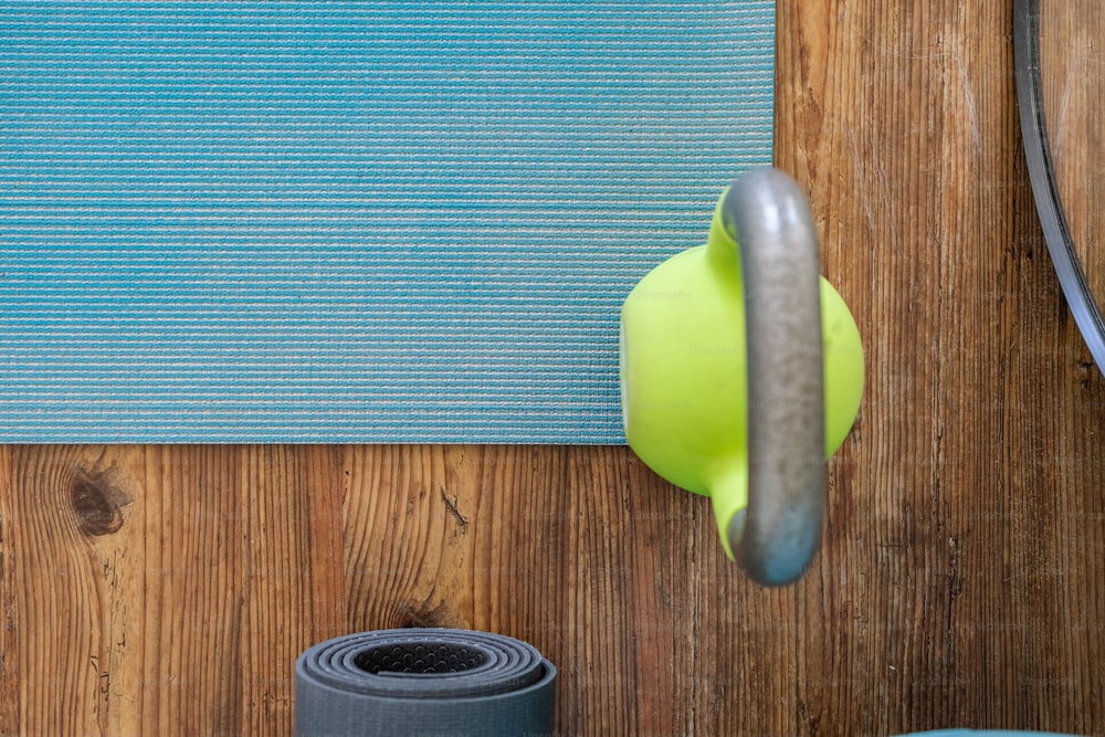 Un primo piano di un tappetino da yoga con una maniglia