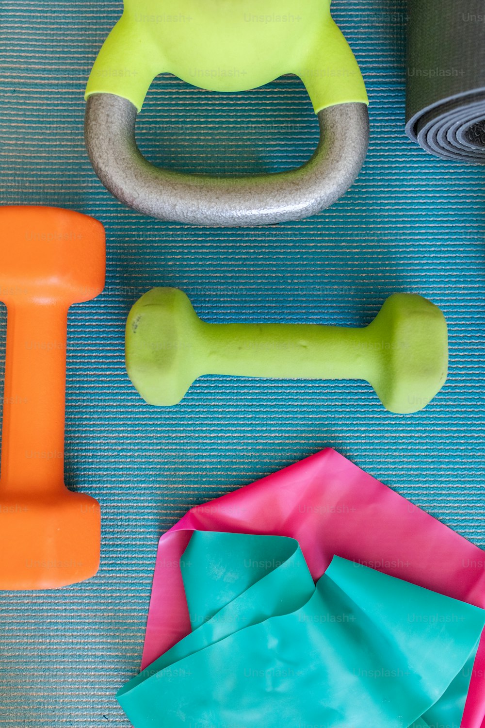 uma variedade de equipamentos de exercício em um tapete azul