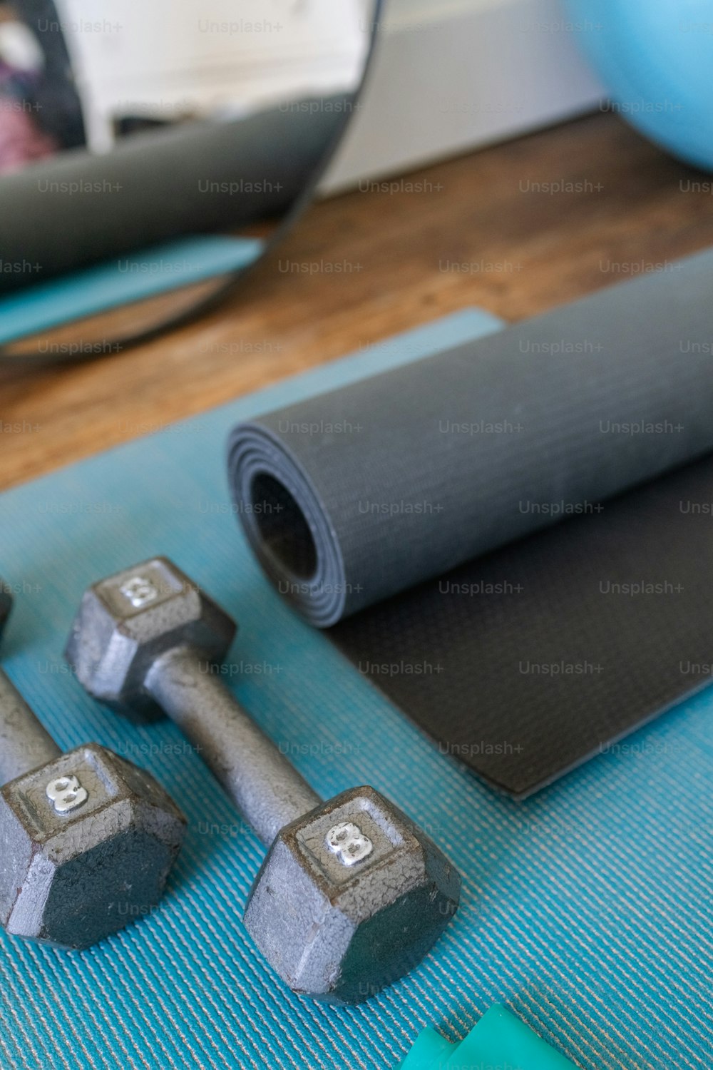 un tapis de gym avec des muets et un tapis de yoga