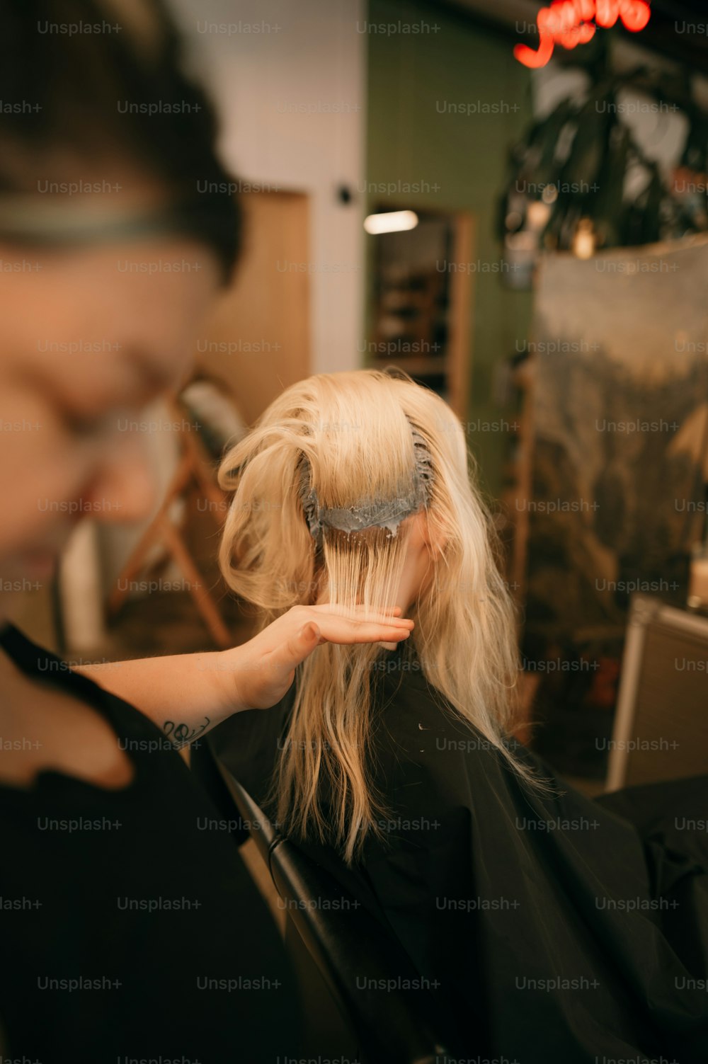 Una donna che si fa tagliare i capelli da un parrucchiere