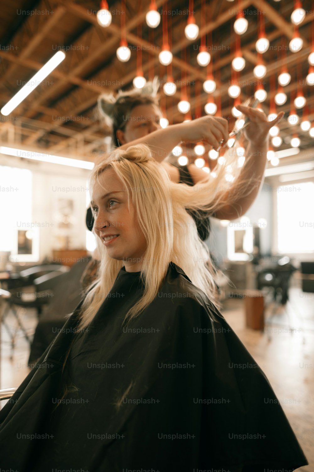 Una mujer cortándose el pelo en un salón